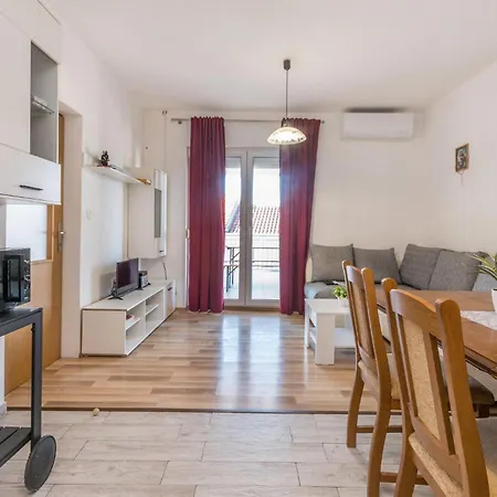 2 Bedroom Stunning In Galovac Apartment *